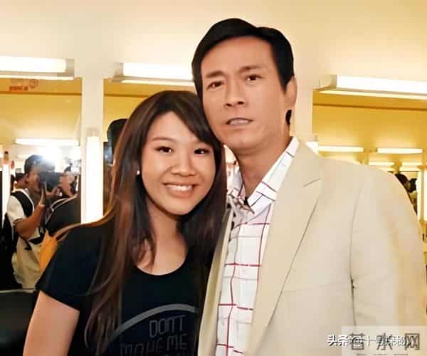 3段婚史4个女儿，靠妻上位却婚内出轨，曾抛妻弃女的他今过得怎样