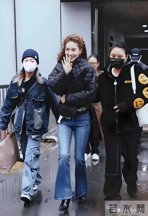 金晨又带火了秋冬新穿搭：羽绒服+牛仔裤+羊毛卷发型，显瘦又时髦