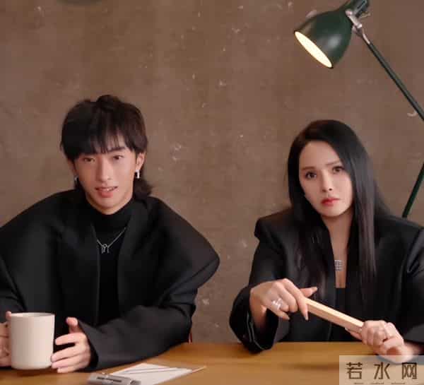 面相变了!伊能静现身艺术论坛皮松肉垮,穿奶奶裤难掩疲态显老态