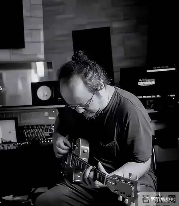 王菲没想到，自己56岁的前夫如今隐居阿那亚，把生活过成了一首诗