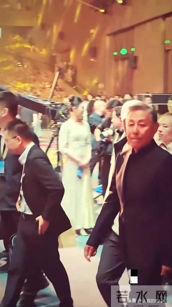 70岁陈道明现身电影节，两鬓斑白戴着棒球帽，穿搭风格酷状态不错