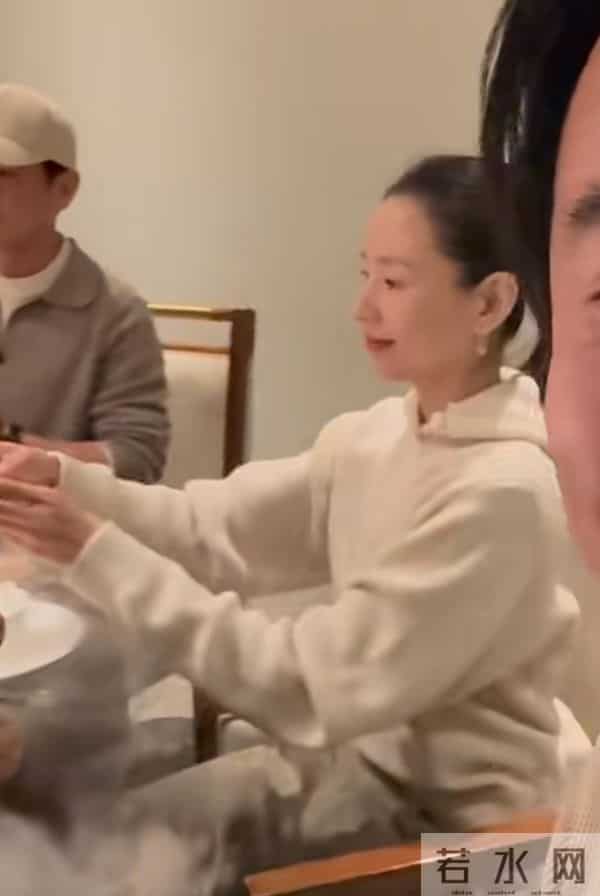 董洁和圈内好友聚餐,一人一瓶茅台显壕气!董洁脸色通红疑喝高!