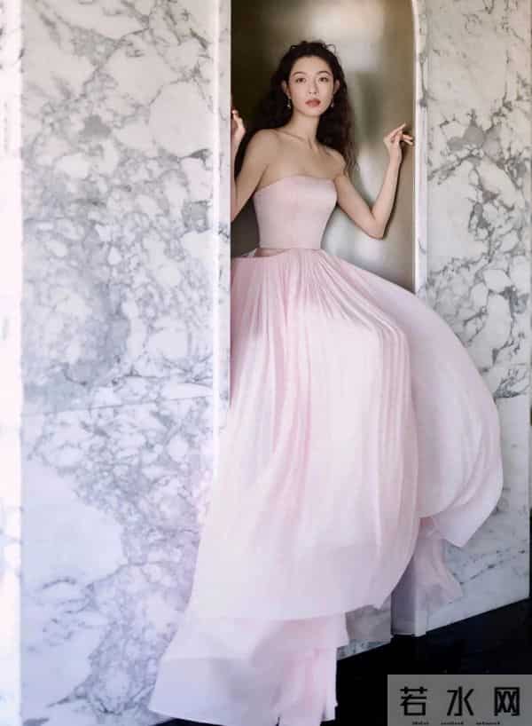 在争奇斗艳的红毯上，钟楚曦的粉色礼服以“少即是多”的哲学胜出
