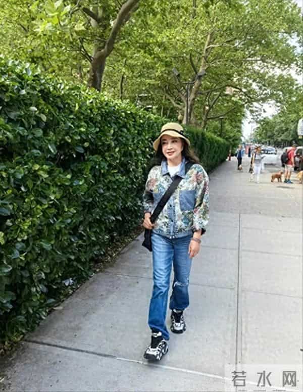 74岁刘晓庆穿碎花牛仔外套搭配破洞牛仔裤,状态依然年轻