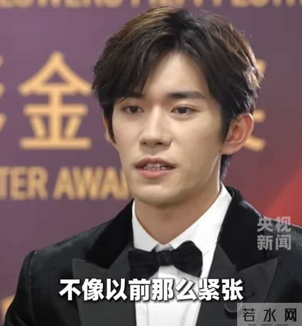 易烊千玺很紧张!获奖后接受央视采访一直在抠手指,说话还打磕巴