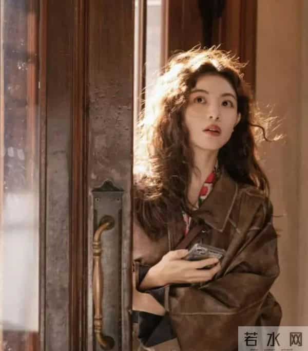 继抢C位后，钟楚曦再次让所有人刮目相看，32岁的她到底什么来头