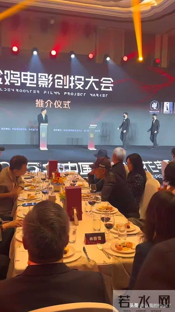 70岁陈道明现身电影节，两鬓斑白戴着棒球帽，穿搭风格酷状态不错