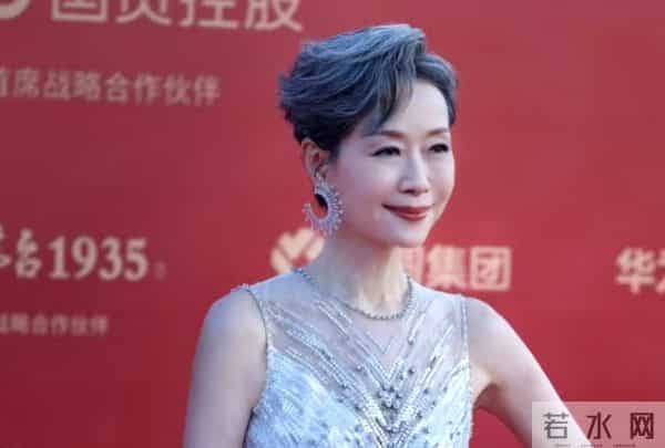 精修图VS生图:关晓彤膀大腰圆,倪妮老气了不少,辛芷蕾选错裙子