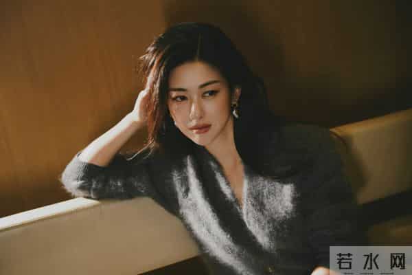 朱珠晒新照，灰毛绒套装配长卷发，气质优雅好惊艳