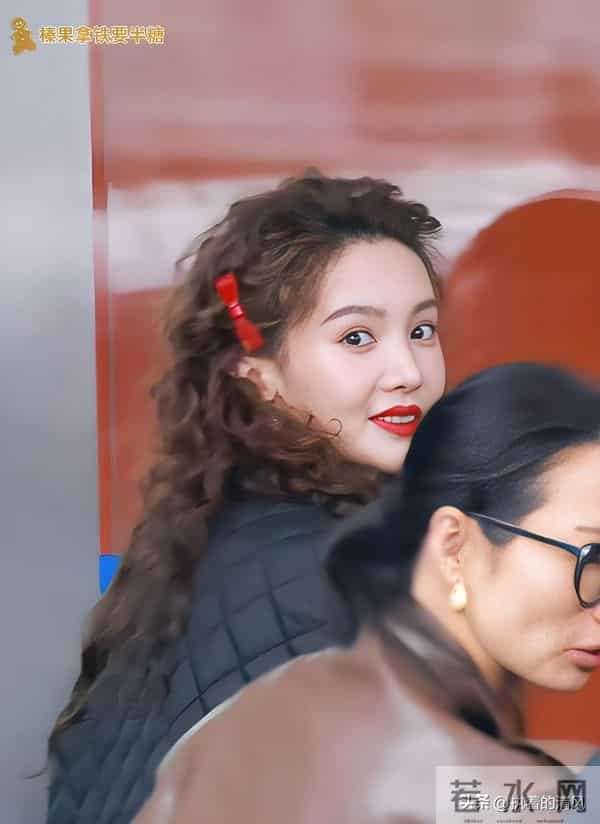 金晨又带火了秋冬新穿搭：羽绒服+牛仔裤+羊毛卷发型，显瘦又时髦