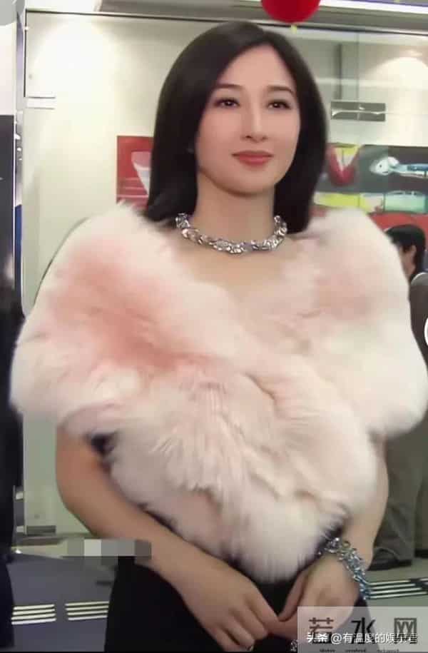 李嘉欣老了,关之琳老了,张敏老了,唯有61岁的她看起来像36岁