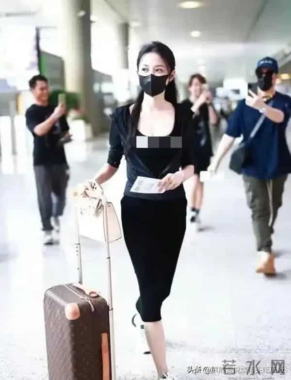 潘玮柏终于大秀老婆,戴大金链走机场,老婆穿紧身裙比女明星辣眼
