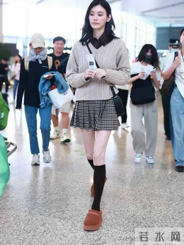 奚梦瑶当妈后状态大回春！绞花毛衣+棕色衬衫+格纹短裙，时髦减龄