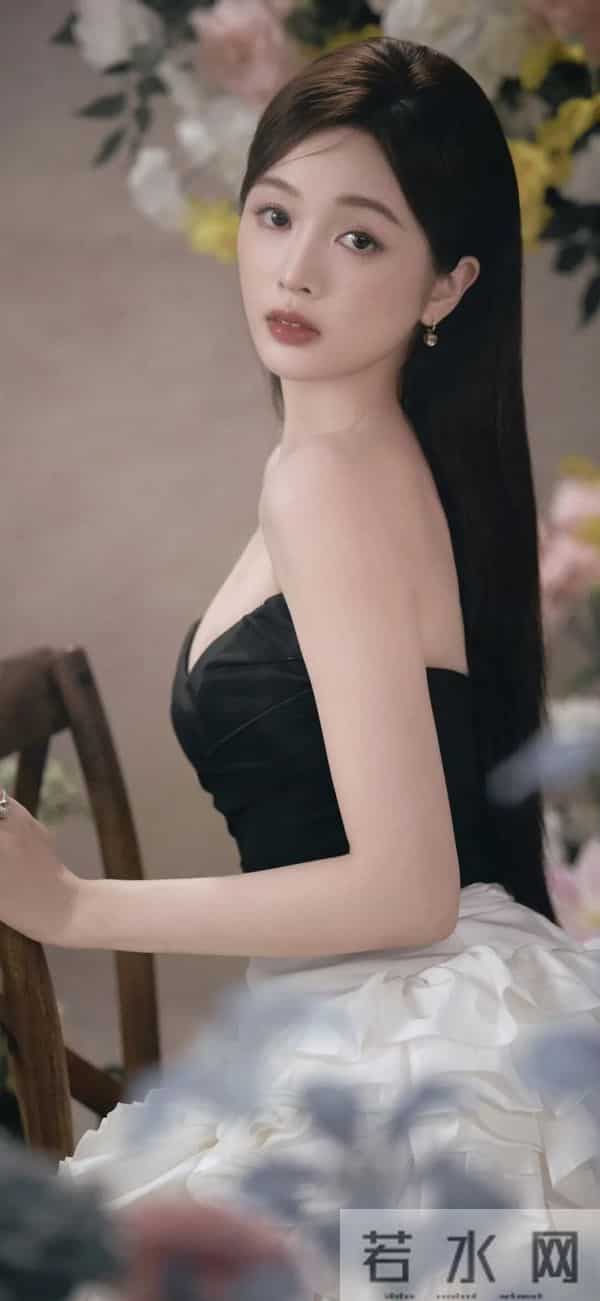 吴宣仪｜黑纱裙配花境写真，这“清冷贵气大小姐”氛围感直接封神