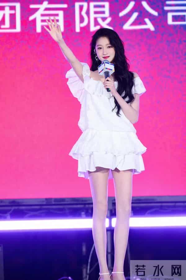 关晓彤,腿精的实力轻松拿捏