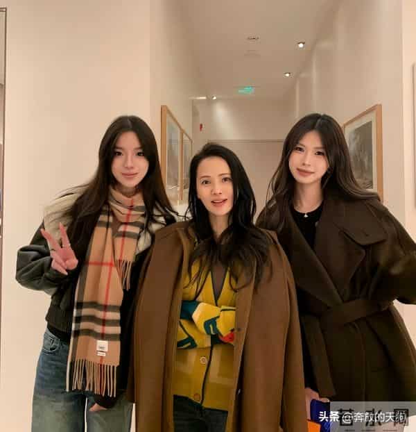 56岁伊能静在上海逛爱马仕店被偶遇，状态真好，太会保养了！