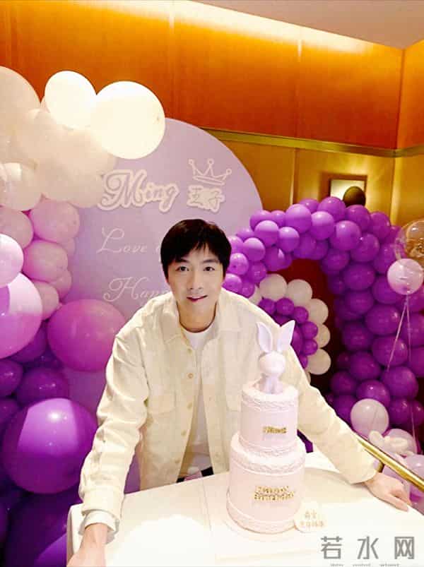 俞灏明38岁庆生照曝光！王晓晨亲昵叫“俞宝”，甜笑藏不住