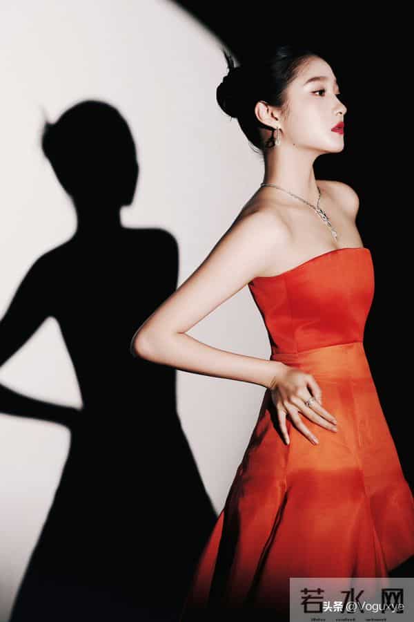 关晓彤到底什么时候可以放弃肩颈线条