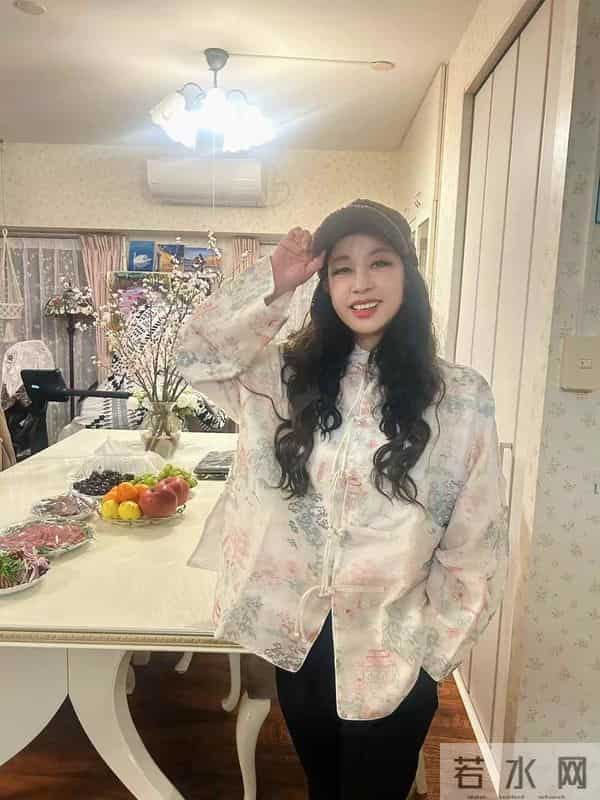 75岁“刘晓庆”再次扮嫩成功,烫了油画卷穿新中式,状态嫩回48岁