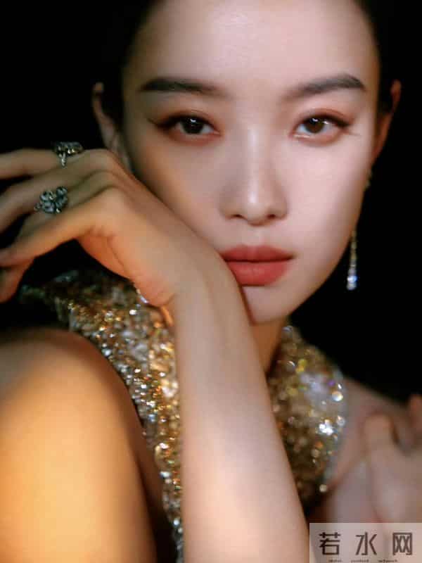 精修图VS生图:关晓彤膀大腰圆,倪妮老气了不少,辛芷蕾选错裙子