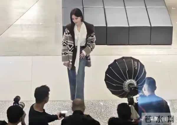 秦岚现身深圳万象天地 这姐本人也太有气质了 身材比例超绝 ！