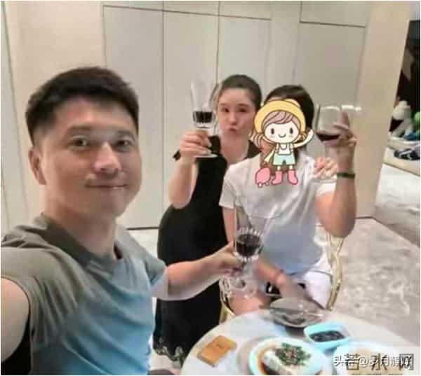 王雷夫妇家中请客，豪宅装修格调十足，李小萌嘟嘴卖萌胜过少女