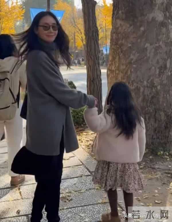 崔智友带娃出游,这身材和颜值,披麻袋都好看,行走的衣架子啊!
