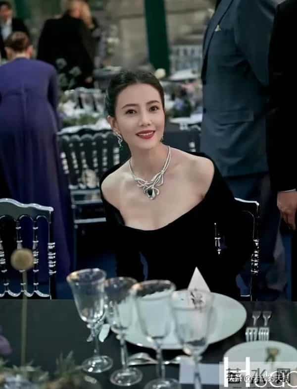 高圆圆晚宴造型封神！敦煌暗纹+天鹅颈，这才是东方美学天花板