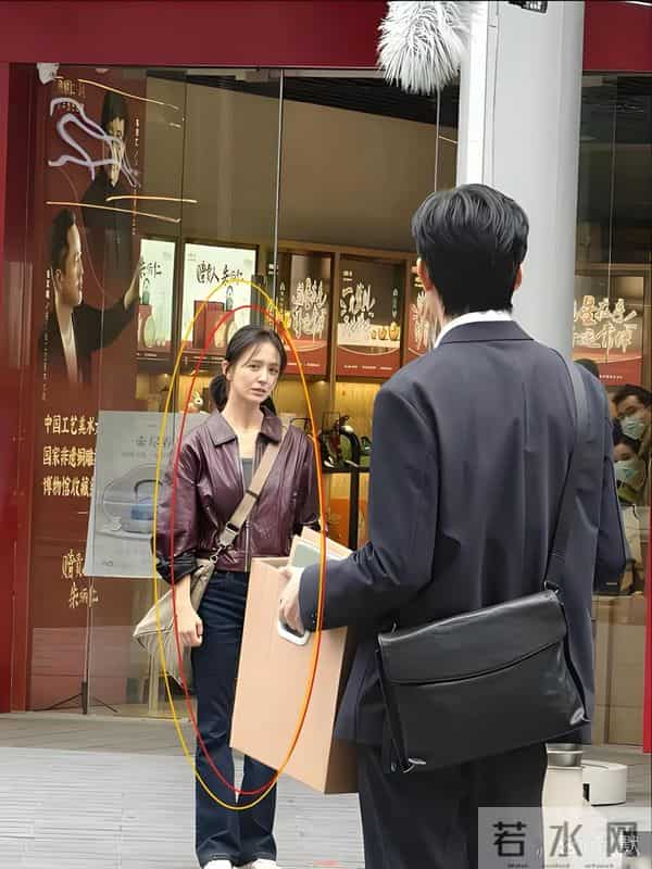 佟丽娅素颜站路边，瘦到脱相，侧面看成了纸片人！