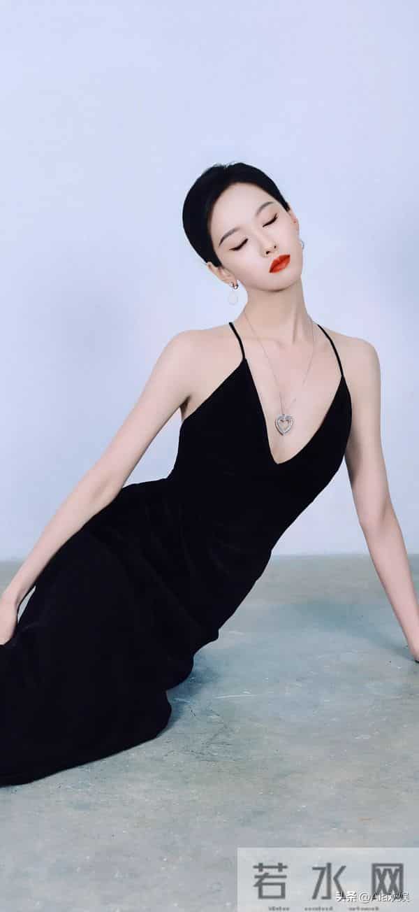 陈都灵身着修身露背礼服美轮美奂