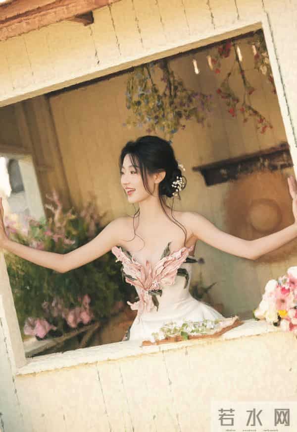 白裙缀着粉瓣似的褶皱,浸在满院花簇的软光里