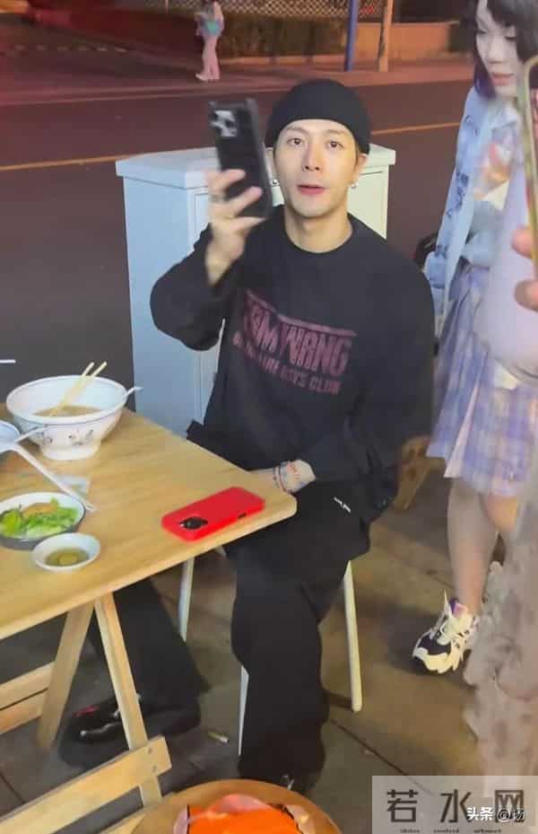 32岁王嘉尔在上海吃路边摊，打扮时尚皮肤白皙，与粉丝合影很热情