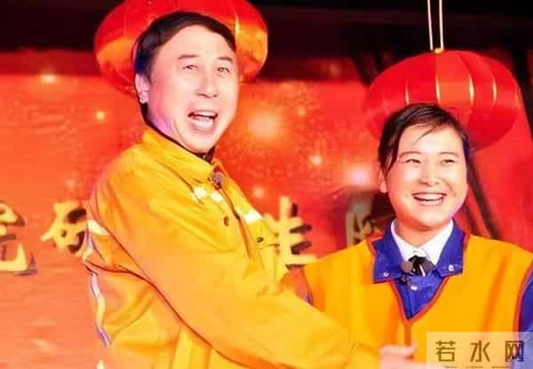 瘦到脱相？43岁的贾玲罕见露面，脸跨不平、又瘦又"颓"，令人唏嘘