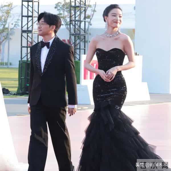 金鸡奖红毯生图来了！倪妮珠宝抢镜，关晓彤背厚，辛芷蕾礼服过季