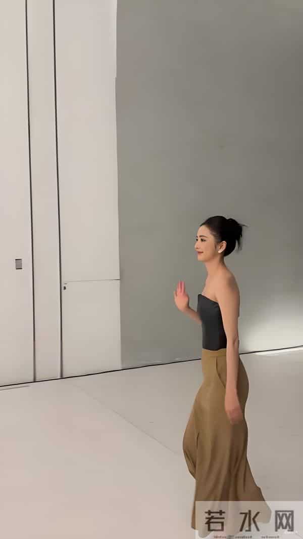 佟丽娅素颜站路边，瘦到脱相，侧面看成了纸片人！