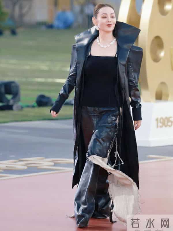 厦门这一夜,美艳四射的辛芷蕾和倪妮,败给了全&39;裹&39;出镜的宁静