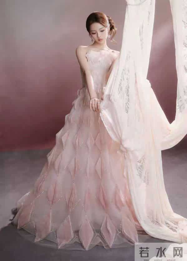 杨超越：如何将清纯与性感完美融合，打造个性魅力的时尚典范