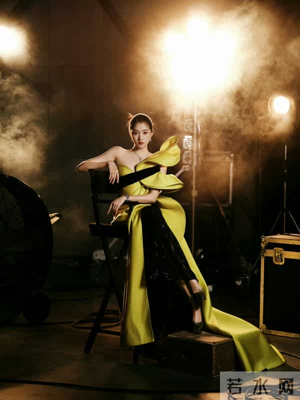 精修图VS生图:关晓彤膀大腰圆,倪妮老气了不少,辛芷蕾选错裙子