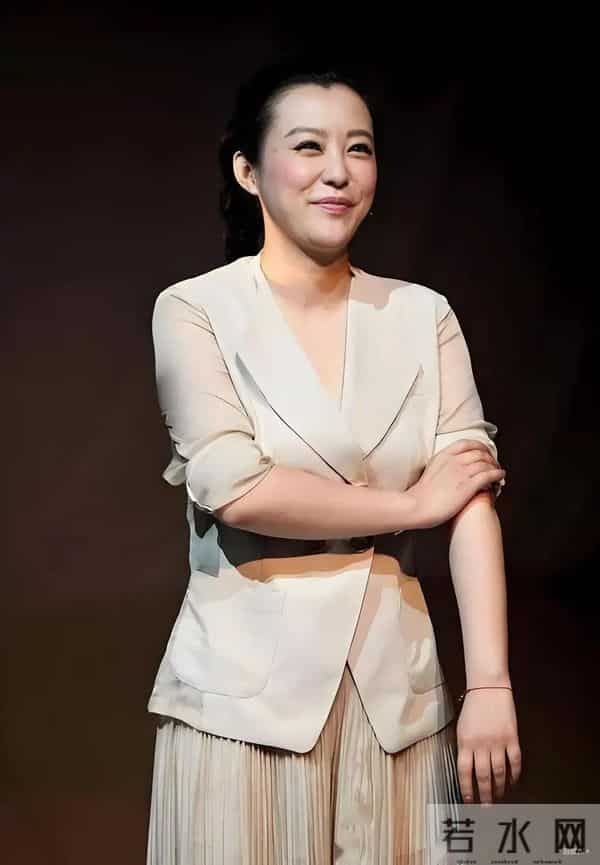 郝蕾太丰满了穿绒衣扣子都撑开了如果扣子突然破了那就十分尴尬了