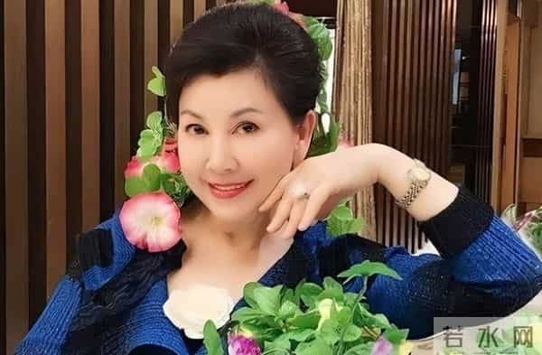 惊传噩耗！香港知名演员老公于家中离世，坐在轮椅上失去呼吸