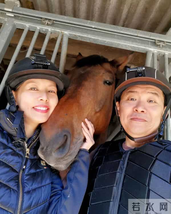 雷颂德夫妇同框放闪,移民英国生活富足惬意,模特太太被赞不见老