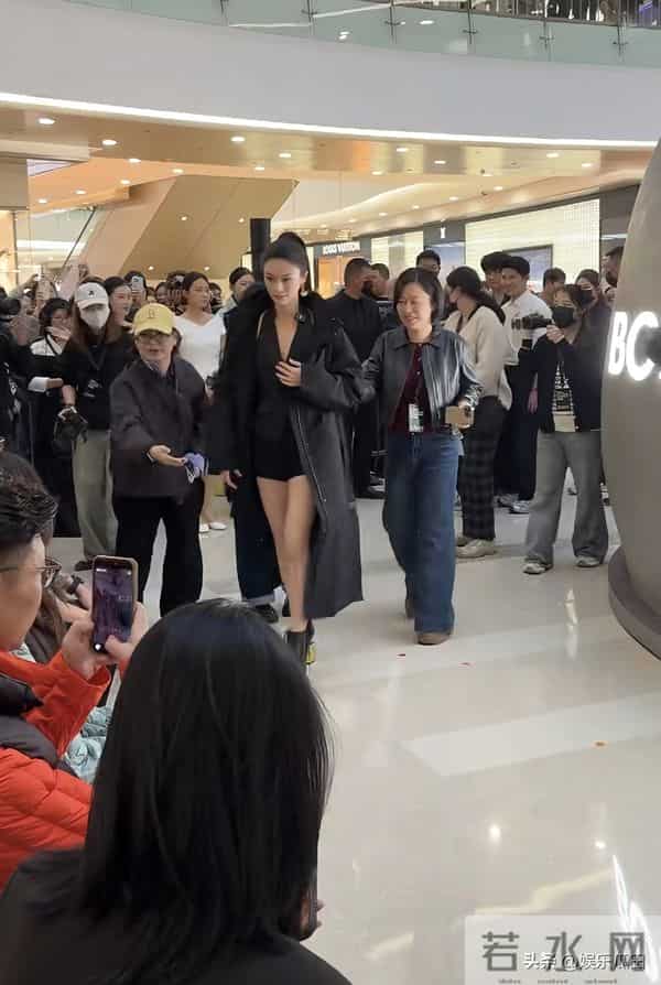 傅菁亮相杭州万象城 高马尾配黑外套露出性感大长腿 脖子以下都是腿