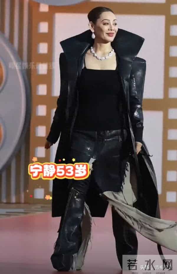 金鸡奖红毯:关晓彤衣服太丑,叶童装嫩,宋佳大露背,倪妮赢麻了