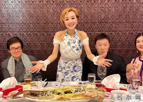 58岁叶子楣请朋友吃饭，整个人瘦得好夸张，看着病恹恹的