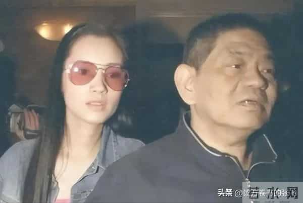 她认干爹,拍风月片,被导演霸王硬上弓,靠山去世后沦为服务员