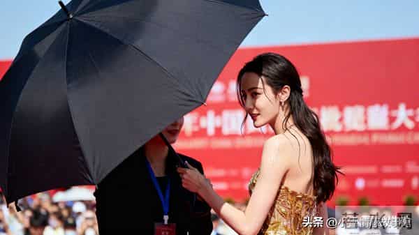 迪丽热巴活动现场给主持人打伞,镜头拉近后,全网发现不对劲?