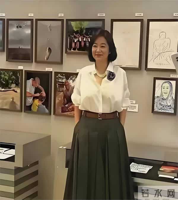 70岁林青霞在香港酒店喝下午茶,被人撞见。她雍容华贵,身材超赞