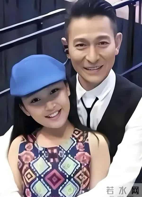 央媒发文,64 岁刘德华高调官宣喜讯,全网恭喜,出道40年仍封神!