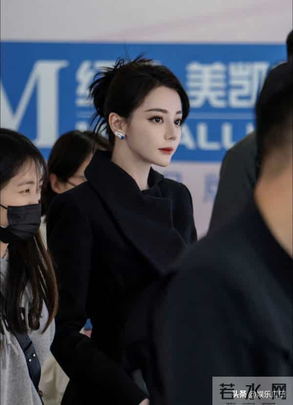 迪丽热巴今日现身南京参加活动 黑色高定配盘发 高贵冷艳 完全女王