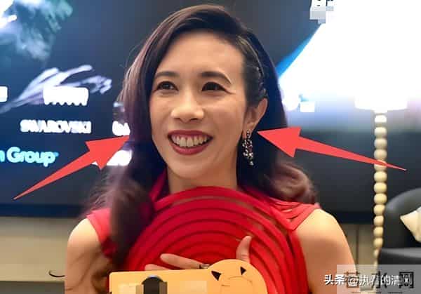 55岁莫文蔚，穿透视裙像大蚊香